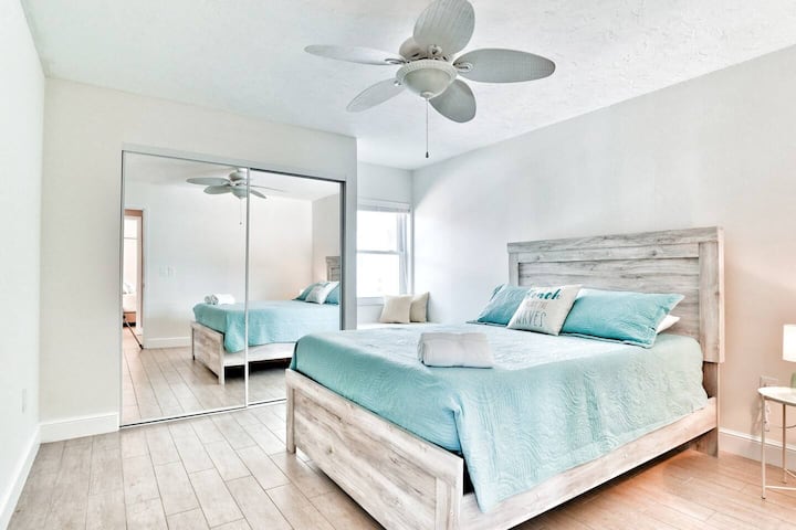 ห้องนอนควีนไซส์พร้อมตู้ลิ้นชัก