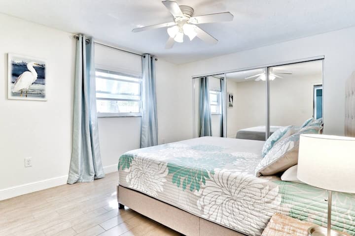 ห้องนอนขนาดคิงไซส์พร้อมโต๊ะเครื่องแป้งและทีวี