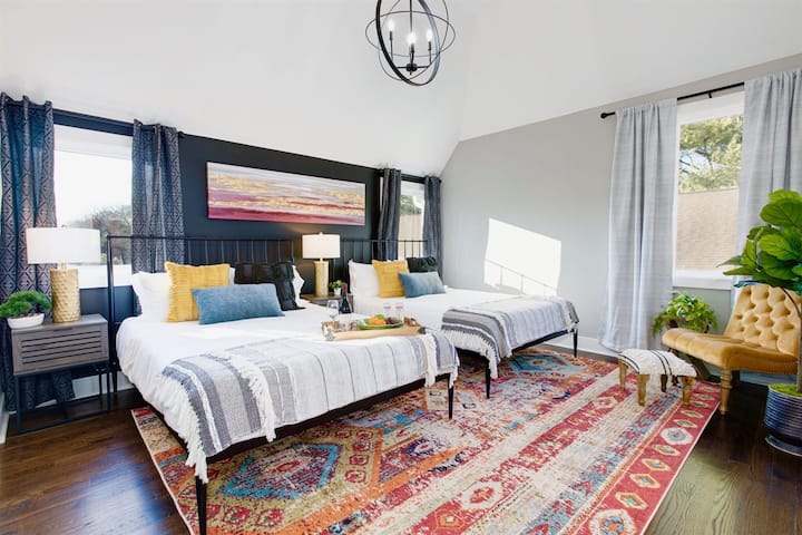 - Despiértate con estilo con estampados atrevidos, mantas acogedoras y un refugio lleno de sol - Dos cómodas camas, texturas en capas y una rica alfombra vintage marcan la pauta para la relajación - Perfecto para amigos o parejas, este colorido espacio se siente como una escapada dentro de una escapada