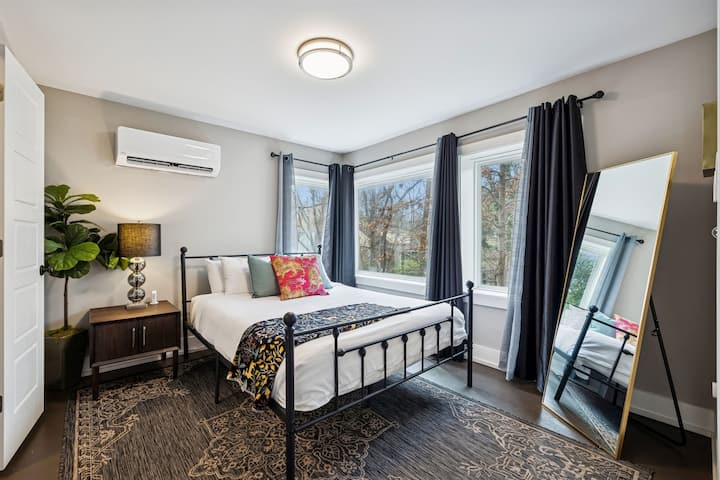 - Deja que entre el sol, este dormitorio aireado está lleno de encanto y vibraciones alegres - Los acentos coral, verde azulado y mostaza hacen que el espacio destaque con personalidad - Duerme tranquilo con cortinas opacas, capas acogedoras y un ambiente tranquilo y silencioso