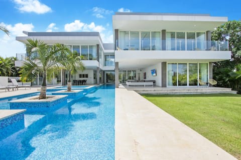 Palma: Modern villa, resort/lap pool & full staff