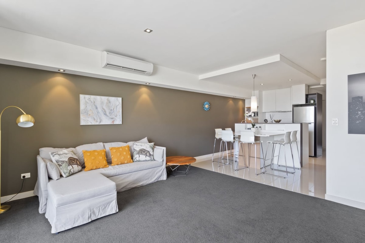 صالة دافئة مع أثاث حديث.