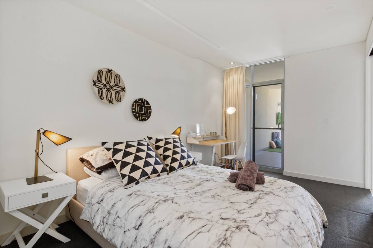 دعوة غرفة نوم رئيسية بديكور جريء وأنيق.