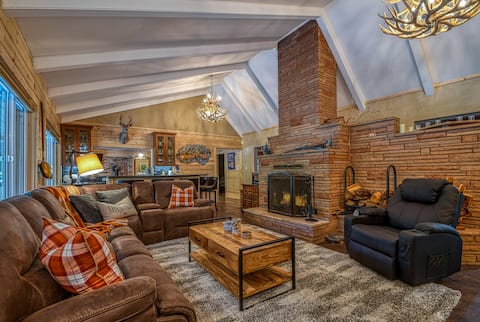 Camp Connell Lodge - Pet Friendly, Rec Room