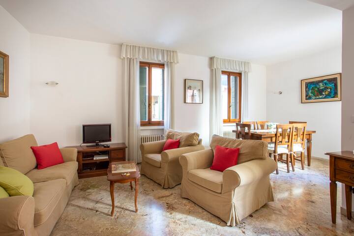 Calle Avvocati con Vista – 3 Camere S. Angelo