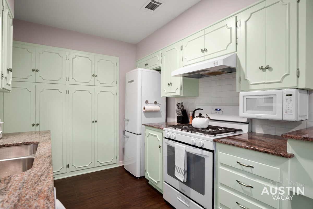 Retro Chic - Old Austin Charm W/ Updated Features!
