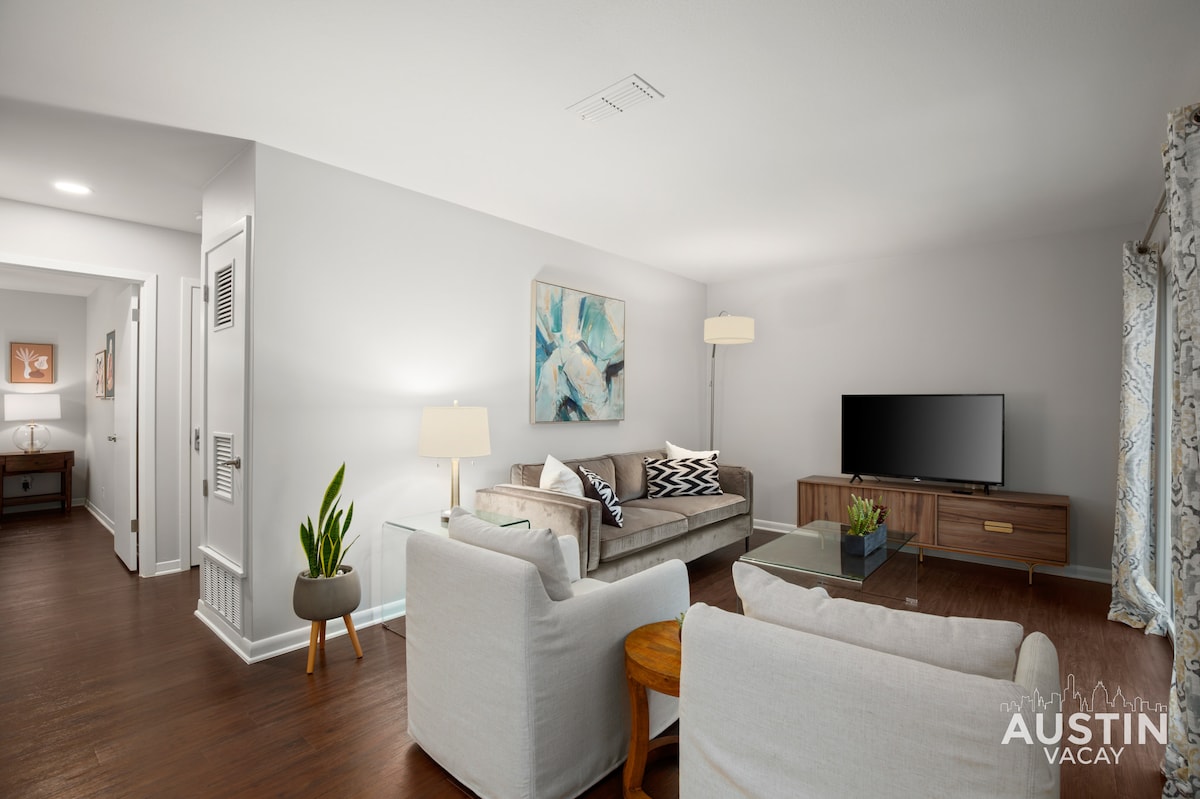 Retro Chic - Old Austin Charm W/ Updated Features!
