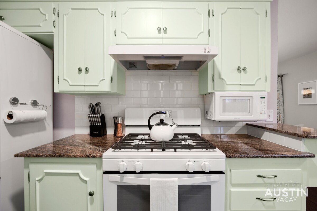Retro Chic - Old Austin Charm W/ Updated Features!
