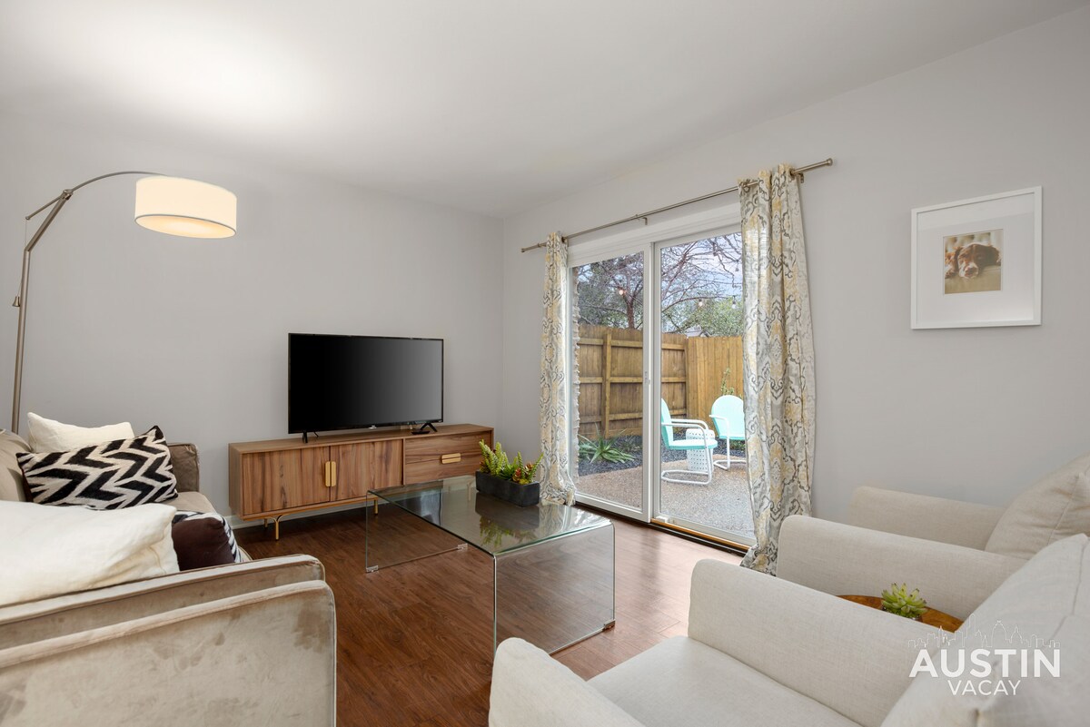 Retro Chic - Old Austin Charm W/ Updated Features!