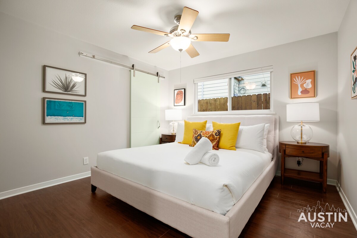 Retro Chic - Old Austin Charm W/ Updated Features!