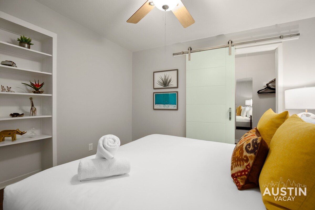 Retro Chic - Old Austin Charm W/ Updated Features!