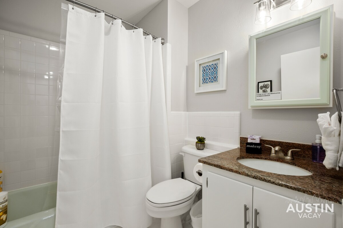 Retro Chic - Old Austin Charm W/ Updated Features!