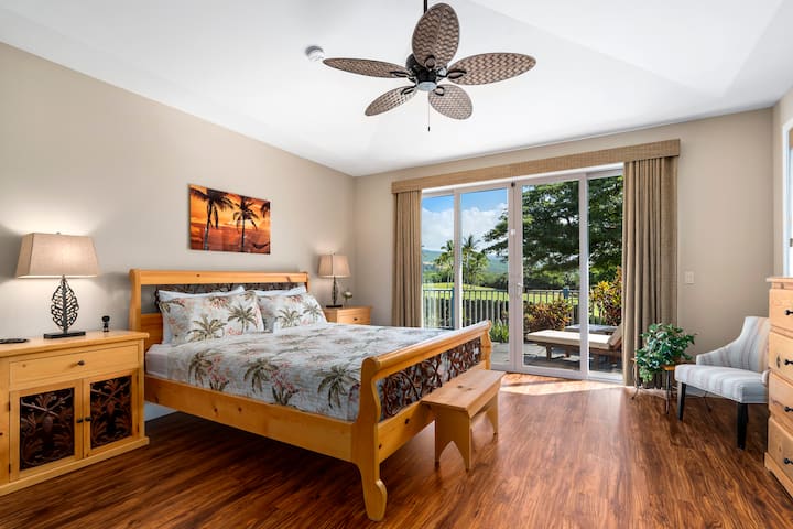 Събудете се с гледка към зелени площи в основния апартамент на Kona Blue Vacations Holua Kai, с уединение на собствената веранда.