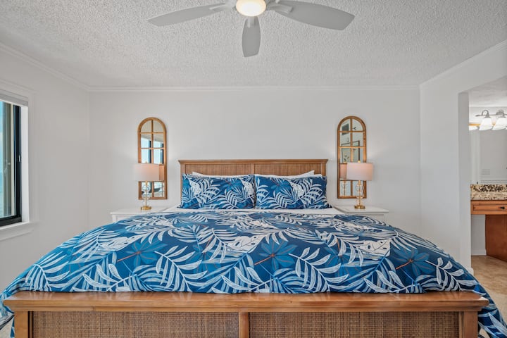 Comfortabel kingsize bed met fris beddengoed in de hoofdslaapkamer