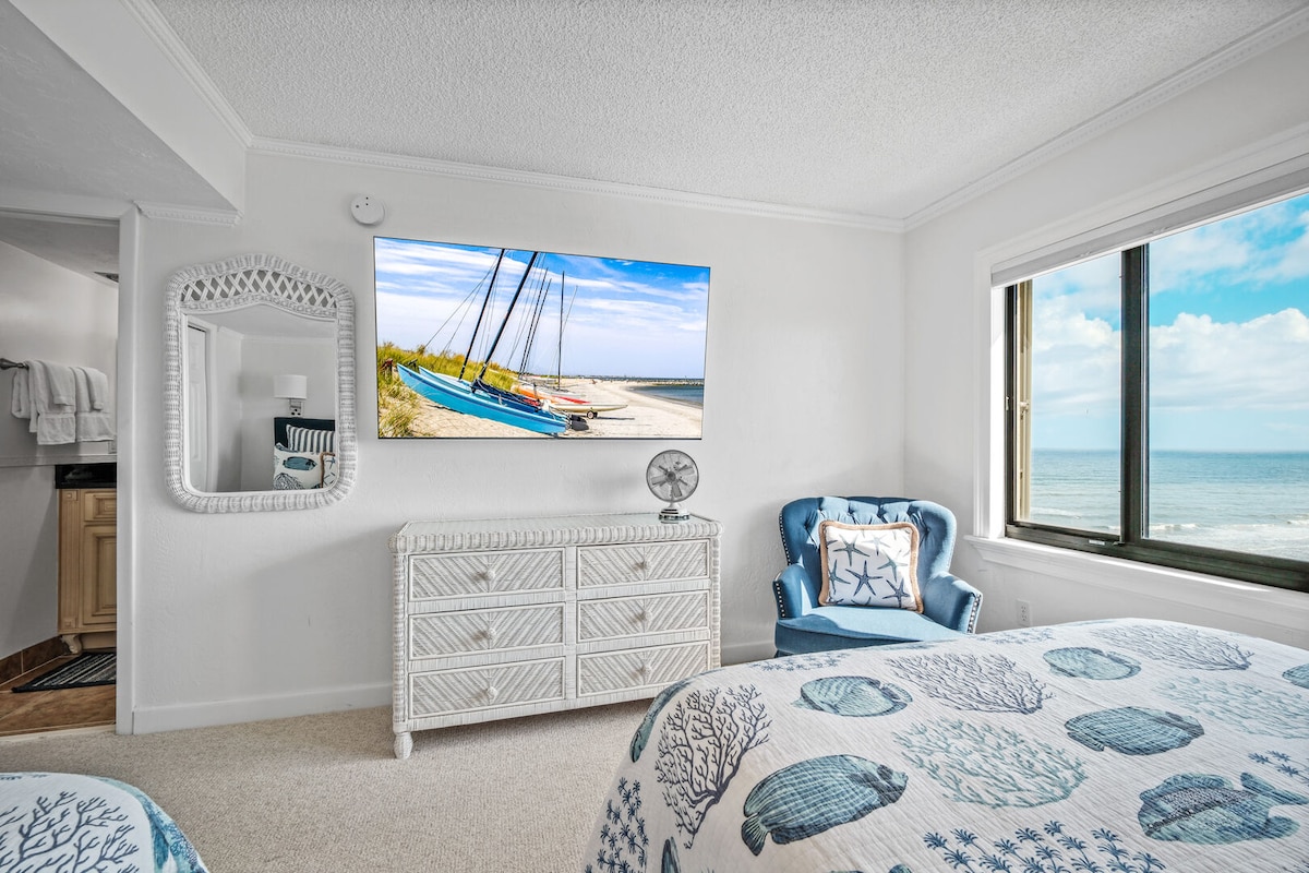 Všetky spálne majú obrovské inteligentné televízory.