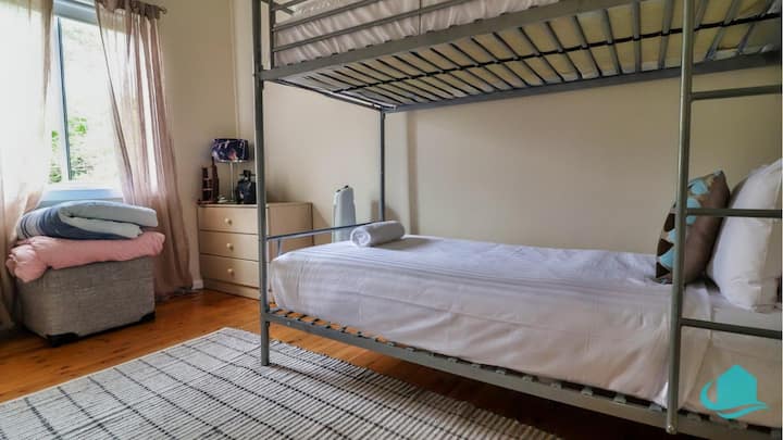 מיטות קומתיים יחיד בחדר השינה השני