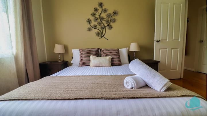 מיטת קווין סייז בחדר השינה הראשי