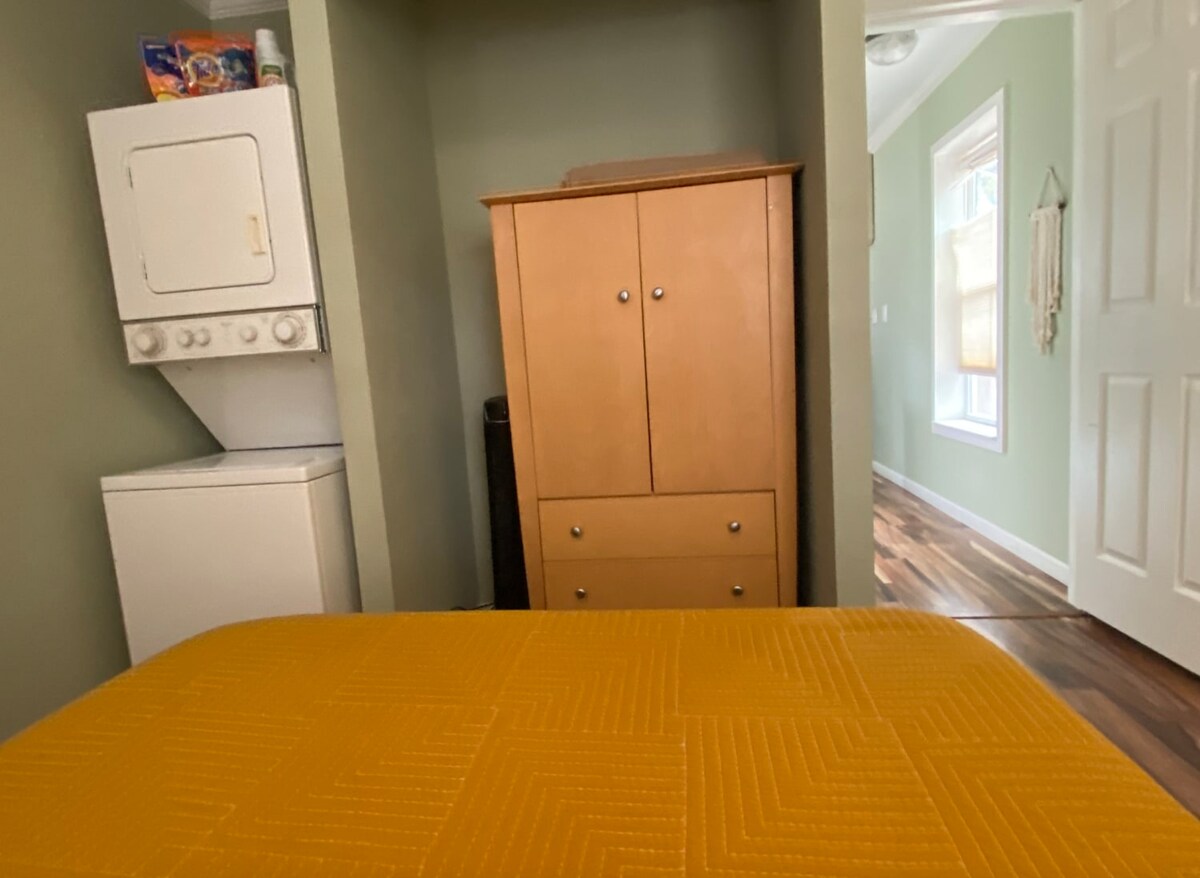 Charming East Cottage . Close to Airport