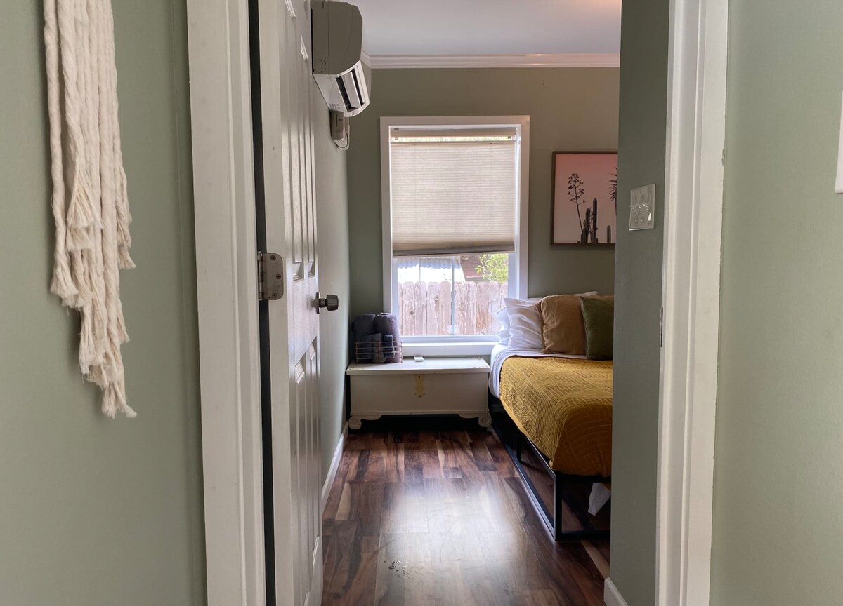 Charming East Cottage . Close to Airport