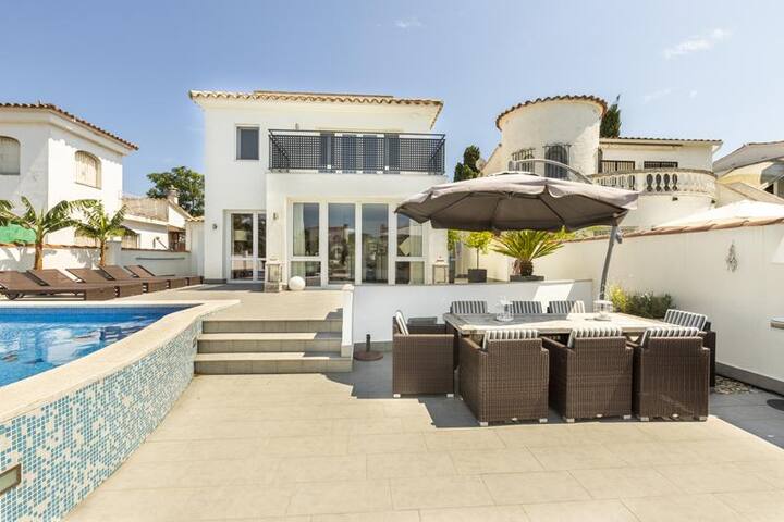Modern villa on the canal with 4 bedrooms, swimmin gallery image 3