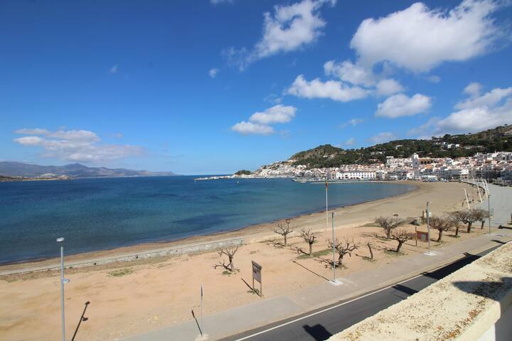 llançà 11 àtic – penthouse direct to the sea with gallery image 3