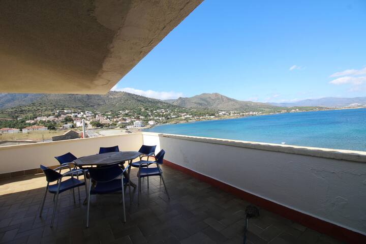 llançà 11 àtic – penthouse direct to the sea with gallery image 2