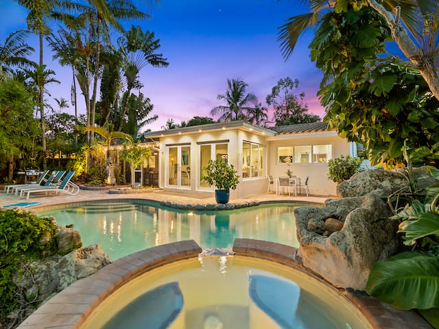 Tropical Vibes Only at Pineapple Paradise!