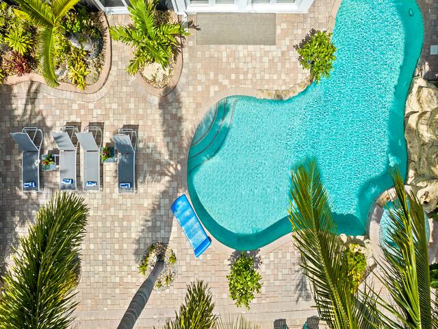 Welcome to Pineapple Paradise! gallery image 3