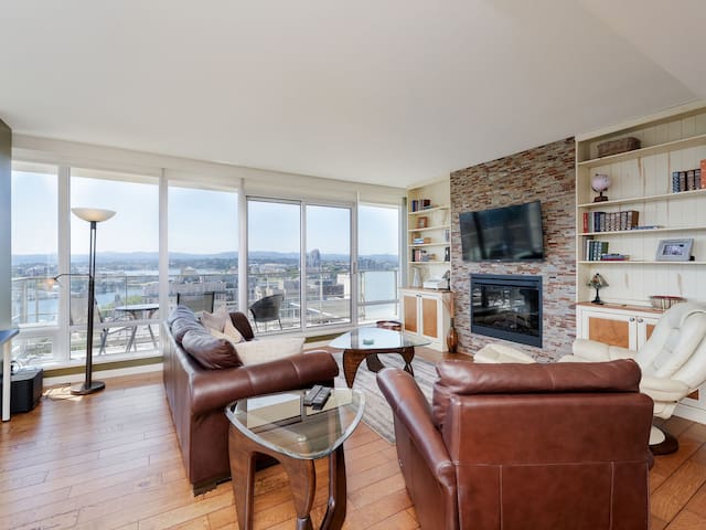 Waterfalls Hotel – 2 bed/2 bath, AC, Pool, Hot Tub gallery image 2