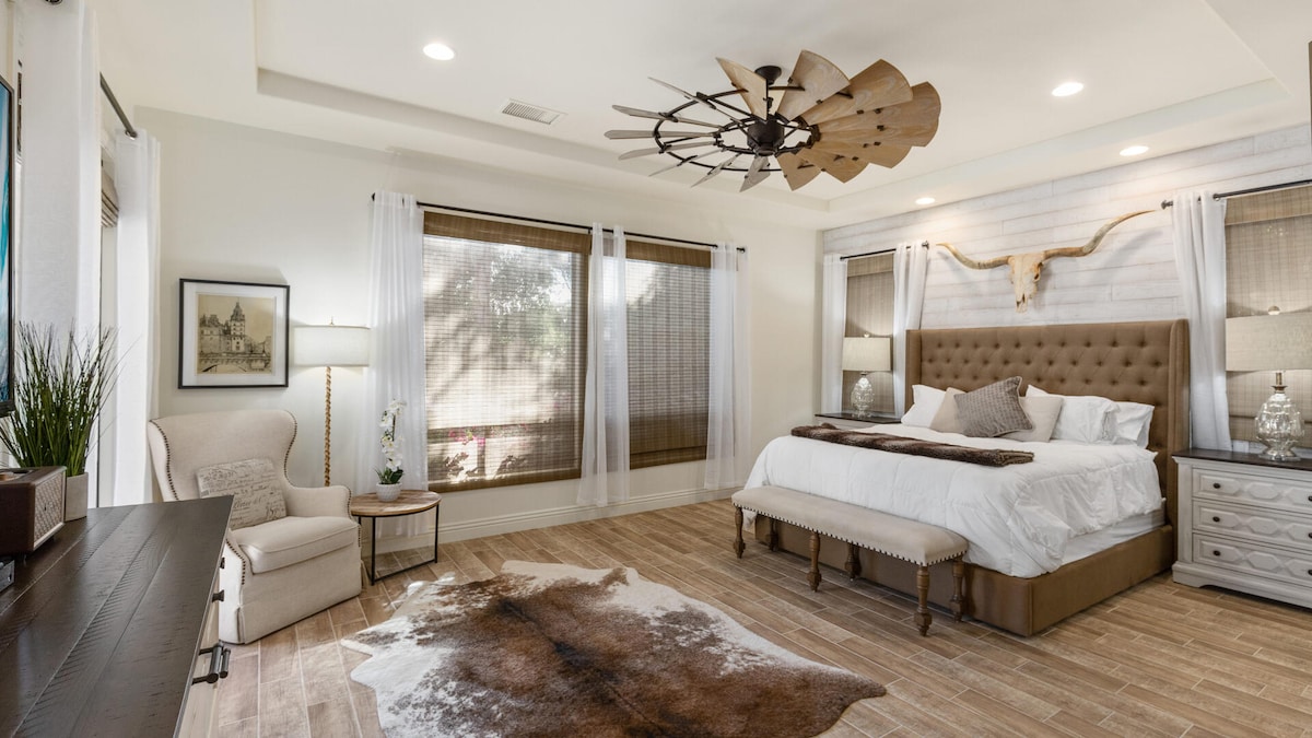 Glavna spavaća soba s pristupom stražnjem dvorištu