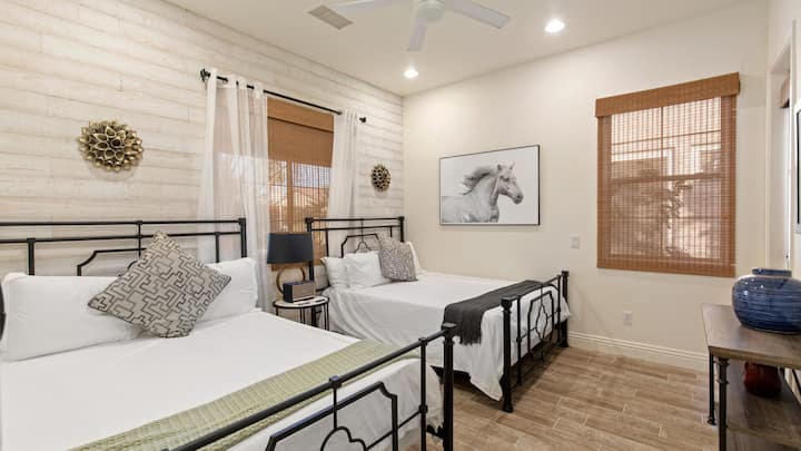 Spálňa 1 s vlastným vchodom - 2 veľké manželské postele