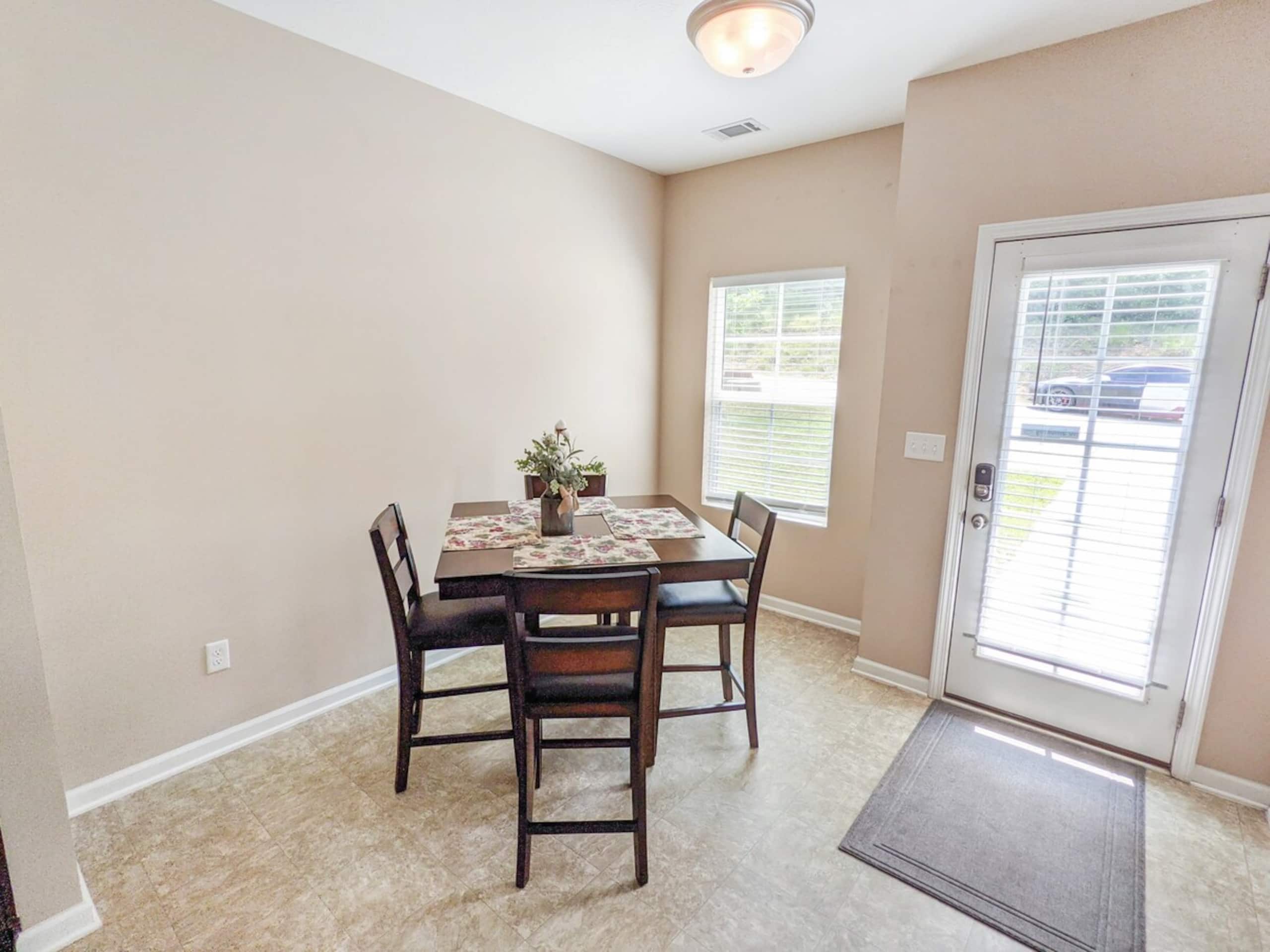 Royal Ivory - Quiet, Modern, Chic - Photo 11