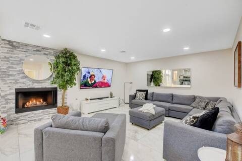 Buddha Play | Modern | Pool & Spa Near Vegas strip
