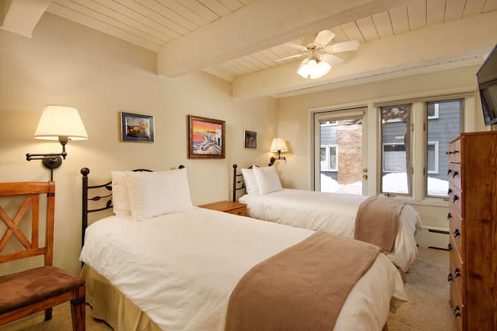 第二间卧室设有2张单人床，可变成一张加大双人床、平板电视和带浴缸和淋浴的浴缸。