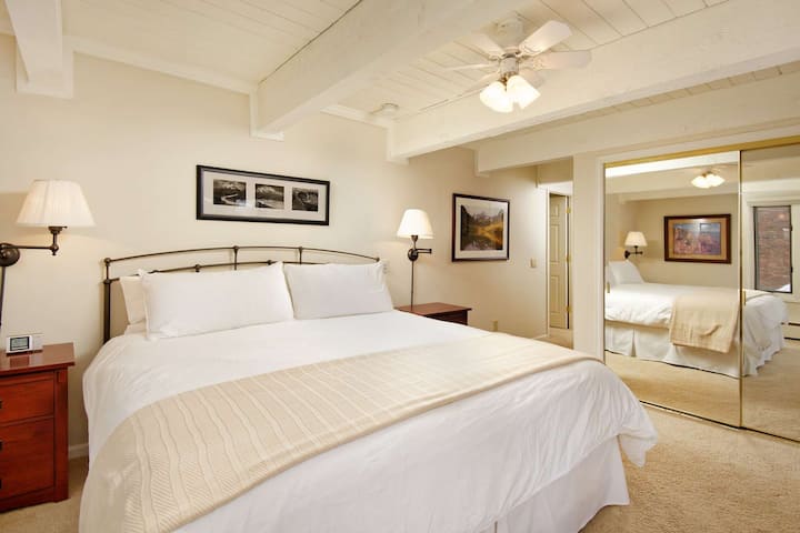 在这间宽敞的卧室里，您将在舒适的加大双人床上睡个好觉。