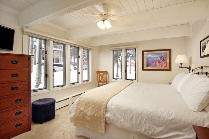 第三间卧室还提供1张2米宽双人床、一台平板电视和带淋浴间的套房浴室。