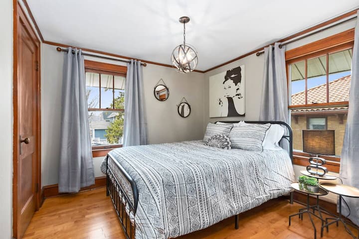 U ovoj spavaćoj sobi nalazi se bračni krevet (160x200).