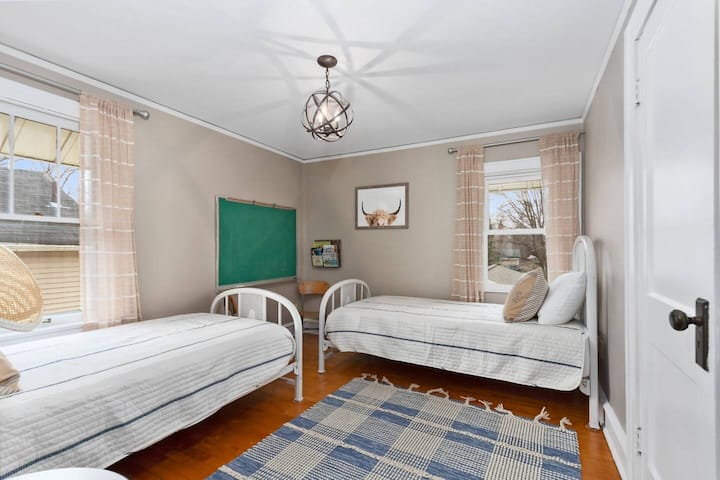 Jedna spavaća soba ima dva odvojena kreveta, ploču s kredom te knjige i igračke za malu djecu.