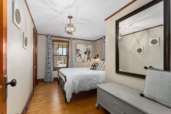 U ovoj spavaćoj sobi nalaze se bračni krevet (160x200), veliki ormar i veliko ogledalo.