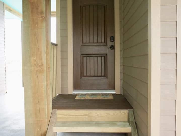 Შესასვლელი დაბლა მდებარე ბინაში