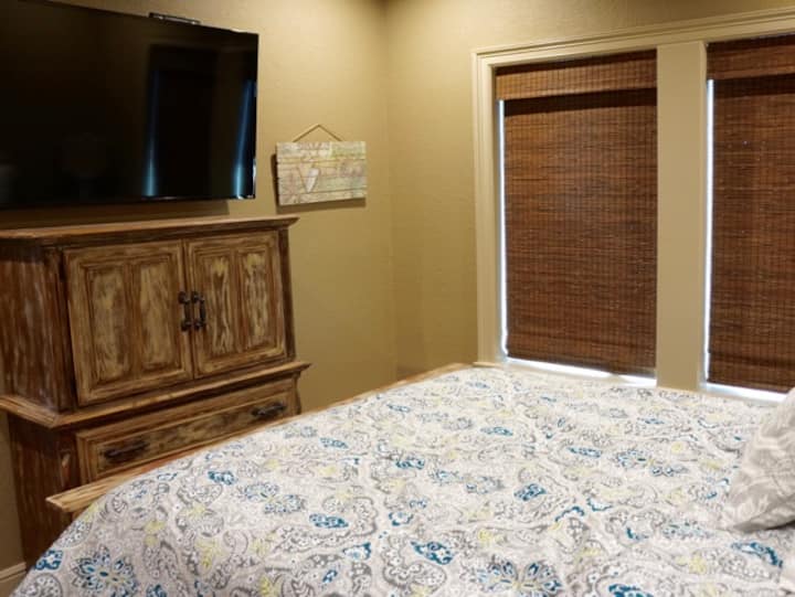 მე-3 სართულის საძინებელი და ტელევიზორი