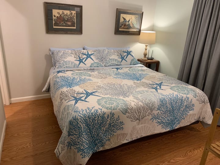 独立套房配备双人xl床垫，可制成一张2米宽双人床