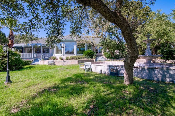 Large Pool, BBQ, Hot Tub with 2 Master Suites gallery image 3