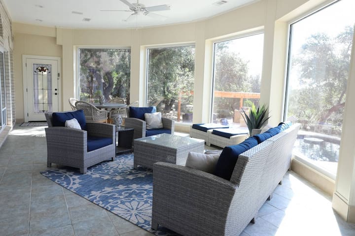 Large Pool, BBQ, Hot Tub with 2 Master Suites gallery image 2