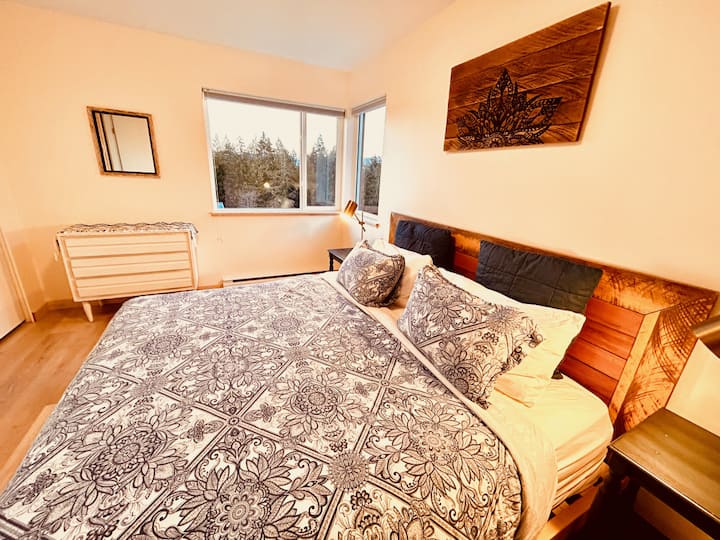 غرفة نوم علوية بسرير كبير