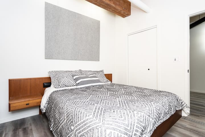 los patrones de mobiliario del dormitorio,
los colores, los estilos y las vistas de la unidad pueden variar.