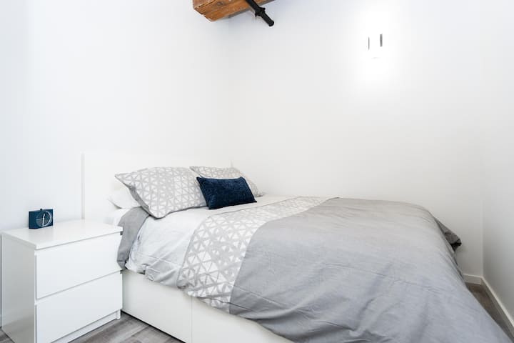 los patrones de mobiliario del dormitorio,
los colores, los estilos y las vistas de la unidad pueden variar.