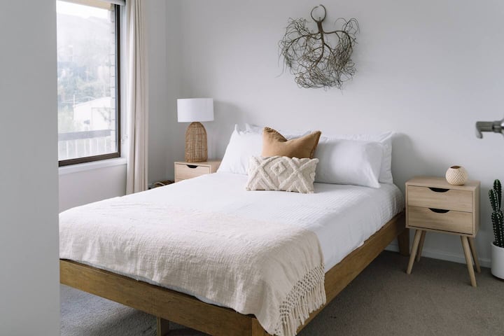 La seconda camera da letto ha un comodo letto matrimoniale con lenzuola di lusso per una buona notte di sonno. C'è un guardaroba per i tuoi effetti personali. 