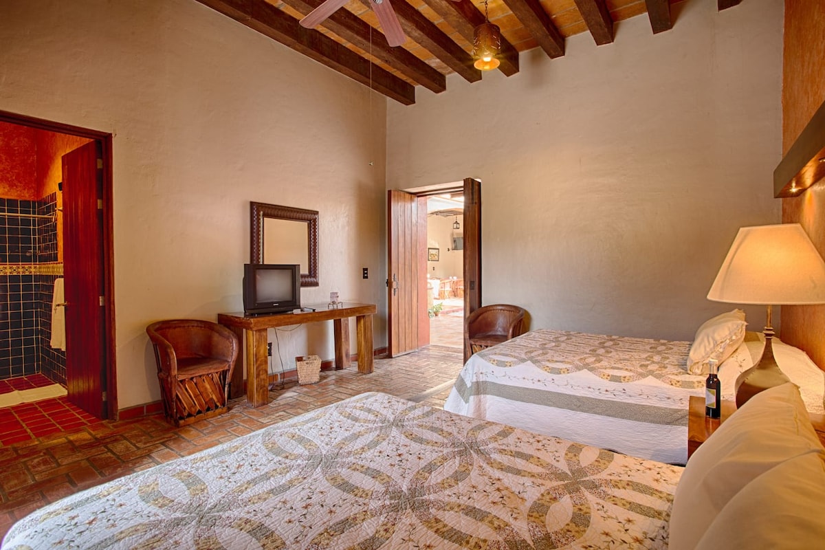 באתר, סלון, שטח ושירותים לאורחים, מיטה, פרטי עיצוב, תמונה של כל החדר, טלוויזיה ומדיה, מיקום, נוף (של הנכס/החדר)