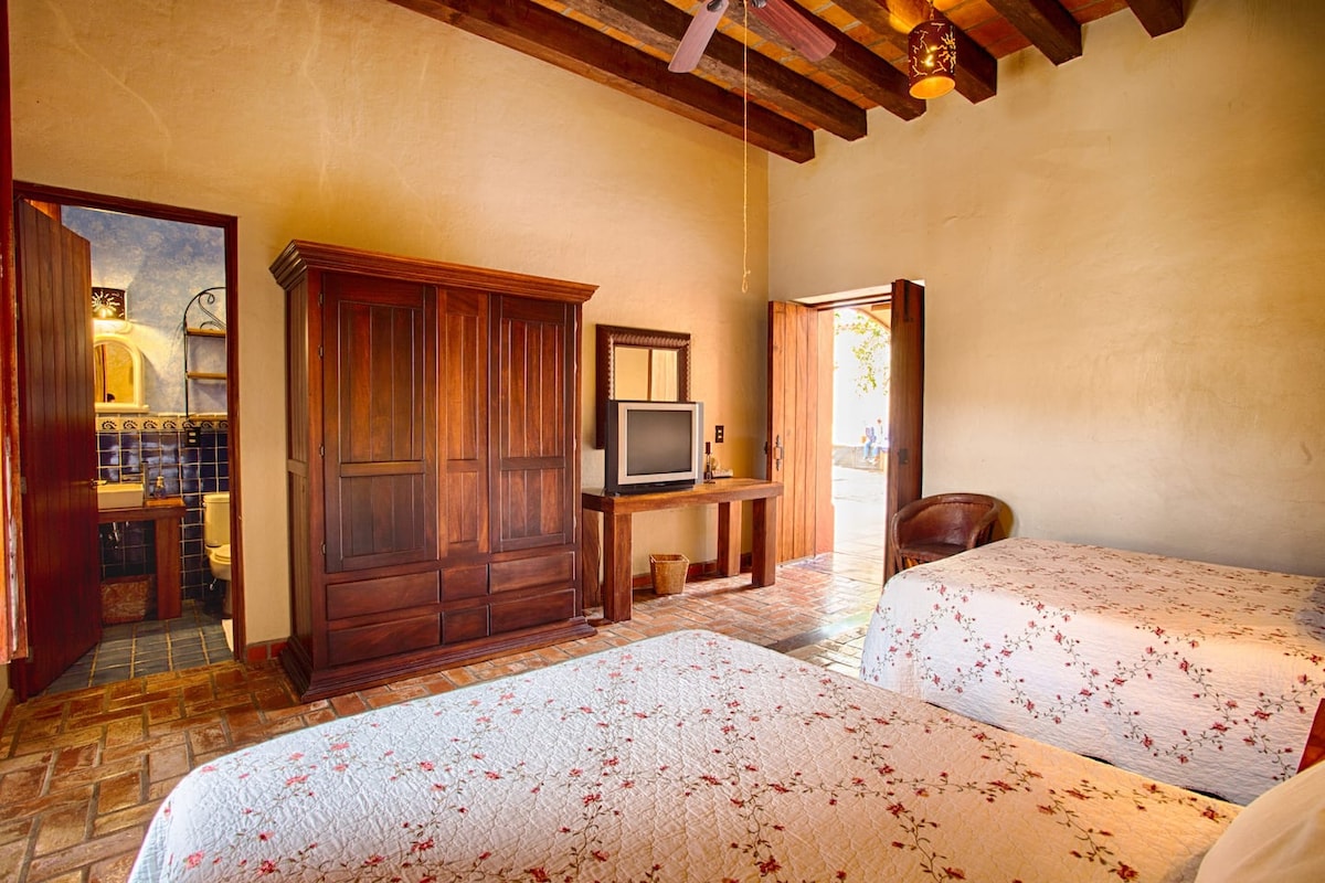 באתר, סלון, שטח ושירותים לאורחים, מיטה, פרטי עיצוב, תמונה של כל החדר, טלוויזיה ומדיה, מיקום, נוף (של הנכס/החדר)